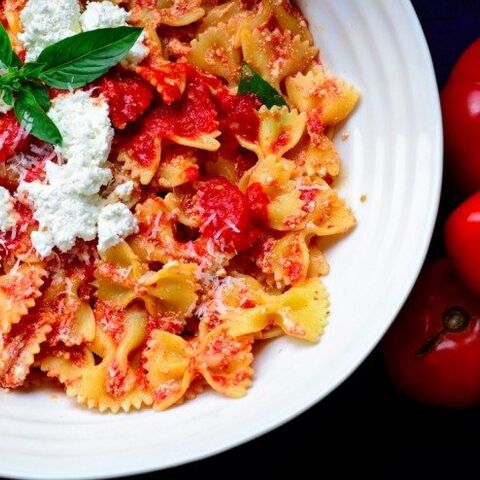 Illustratie bij: Zomerse pasta met tomaat en ricotta