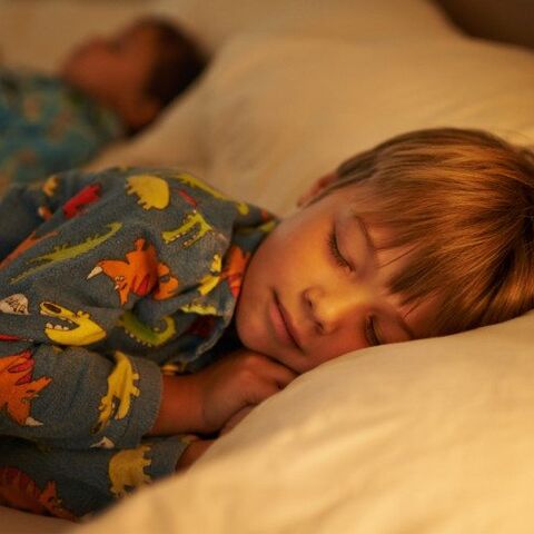 Illustratie bij: Slapende kinderen kun je best een paar uur alleen laten (of toch niet?)