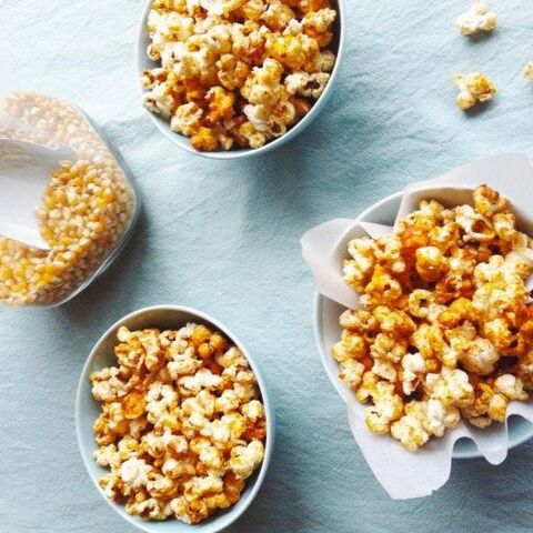 Illustratie bij: Voor een feest of bij een middagje voor de tv: popcorn met karamel