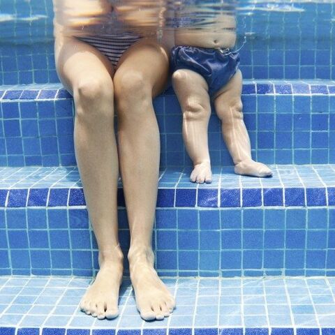 Illustratie bij: 22 dingen die moeders denken aan de rand van het zwembad