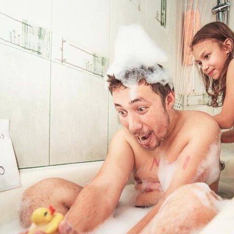 Illustratie bij: Grappige vader-dochter fotoshoot: “Mam, het gaat prima!”