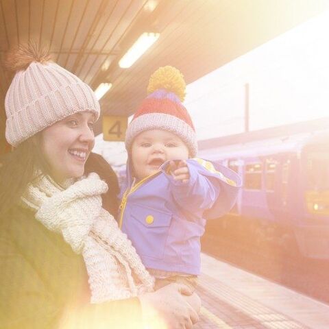 Illustratie bij: 52 dingen waar je aan denkt als je voor het eerst de trein pakt met je baby