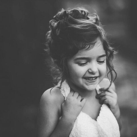 Illustratie bij: Dit 4-jarige meisje ging op de foto in bruidsjurk als ode aan haar overleden moeder
