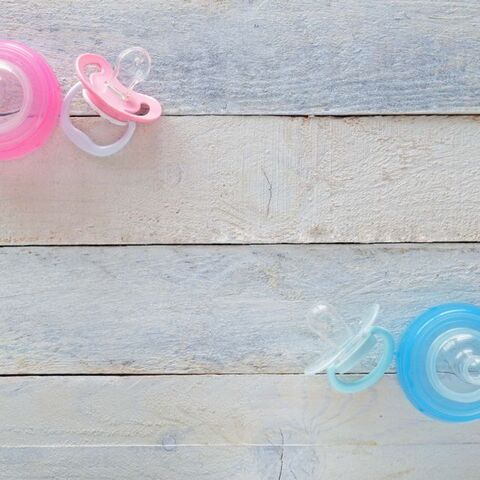 roze en blauwe baby speentjes