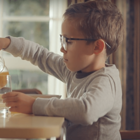 Illustratie bij: Deze prachtige reclame over een jongetje met bril raakt iedereen