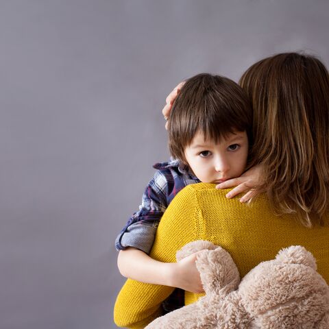 Illustratie bij: Brief aan mijn zoon die opeens geen kleuter meer is: zullen we nog één keertje knuffelen alsjeblieft?