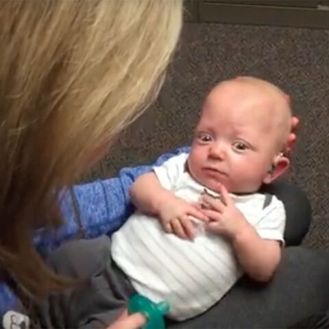 Illustratie bij: Baby hoort zijn moeder voor de eerste keer en zijn reactie is te leuk