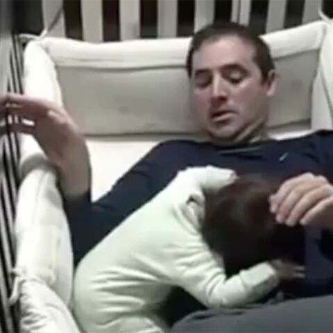 Illustratie bij: Vader probeert baby in bed te leggen, maar dat gaat niet zoals gepland