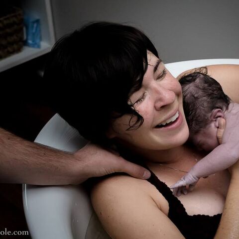 Illustratie bij: Deze prachtige foto’s laten zien hoe een waterbevalling er echt aan toe gaat