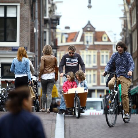 Illustratie bij: Waarom je je kind niet in Amsterdam moet laten opgroeien. Of nee, wacht, juist wel.