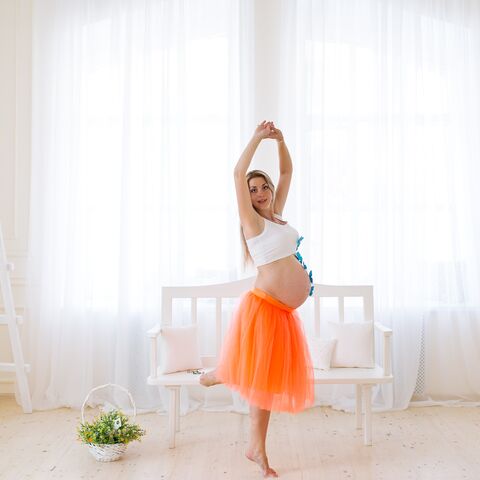 Illustratie bij: Hoe stoer! Deze vrouw danst (met luier in haar onderbroek) tijdens de bevalling!