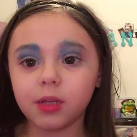 Illustratie bij: Dit 4-jarige meisje waant zich beautyvlogger met Frozen make-up tutorial