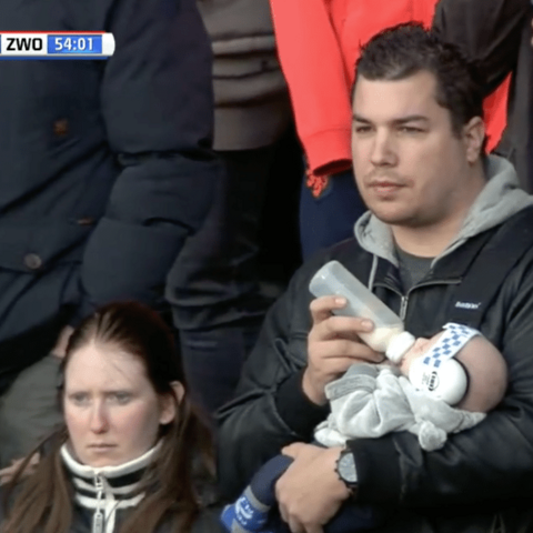 Illustratie bij: Vader neemt baby mee naar voetbalwedstrijd en de beelden gaan viraal