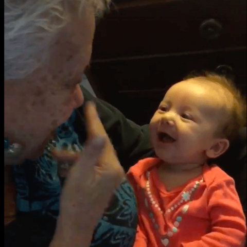 Illustratie bij: Deze dove oma leert haar dove kleindochter gebarentaal (ZO zoet!)