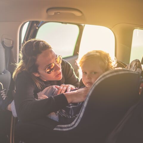 Illustratie bij: 21 Dingen die je denkt met je kind in de auto