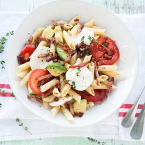 Illustratie bij: Snelle pastasalade met mozzarella en spekjes (ook handig om mee te nemen!)