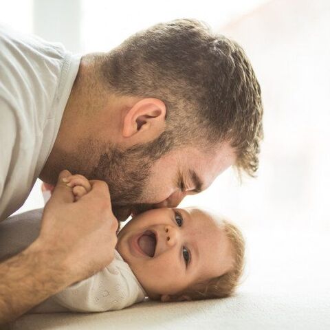 Illustratie bij: 12 Dingen die niemand je vertelt over je man als hij vader wordt