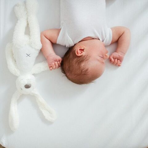 Illustratie bij: Dit is waarom je baby ’s nachts niet doorslaapt (en alleen DIT helpt…)