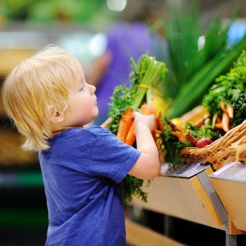 Illustratie bij: Lifehack: kinderen eten meer groente als je het niet in stukjes snijdt