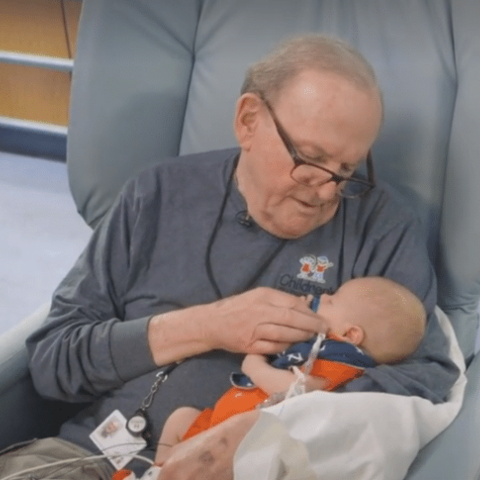 Illustratie bij: Te lief! Opa bezoekt baby’s op de intensive care voor knuffeltherapie