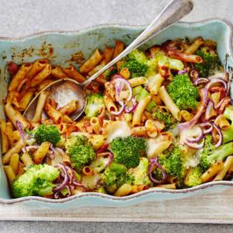 Illustratie bij: Gezond en snel. Pasta uit de oven met spekreepjes en broccoli