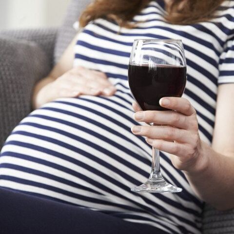 Illustratie bij: Oeps! 7 Keiharde wetenschappelijke feiten over dat ene glaasje wijn tijdens de zwangerschap