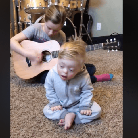 Illustratie bij: Zo schattig: meisje leert haar gehandicapte broertje praten met muziek