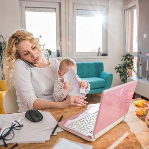 Illustratie bij: Hoe ik dagelijks worstel met de balans tussen moederschap en werk