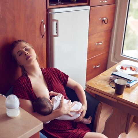 Illustratie bij: Waarom ik iedere vermoeide nieuwe moeder aanraad te stoppen met borstvoeding