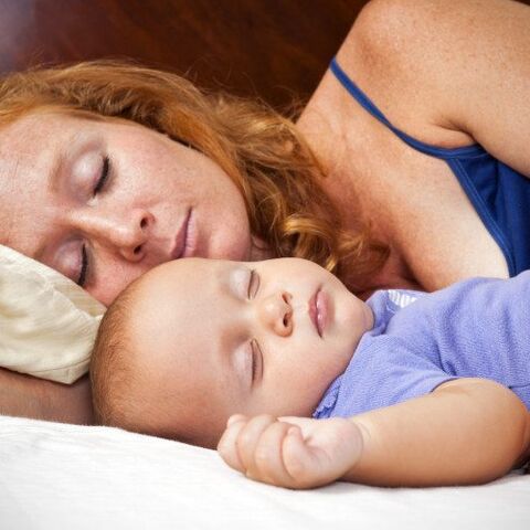 Illustratie bij: Opvallend onderzoek: moeders die langer dan 6 maanden co-sleepen voelen zich depressiever