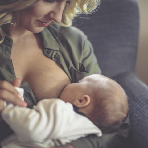 Illustratie bij: Borstvoeding versus flesvoeding: zoek de verschillen (eh…)