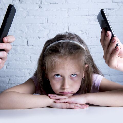 Illustratie bij: Pleidooi voor de moderne ouder: nee, we zitten niet de hele tijd op onze telefoon!