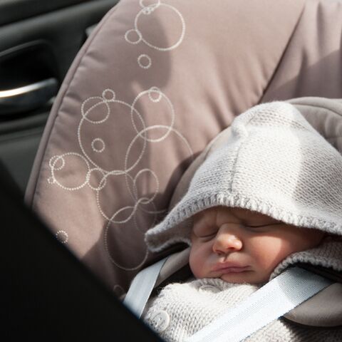 Illustratie bij: De eerste keer alleen met je baby in de auto. Help!