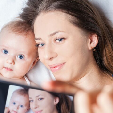 Illustratie bij: Anna (71) ergert zich aan de nieuwe moedercultus: “Selfies maken met je baby aan de borst? Dat is geen moederschap.”