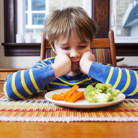 Illustratie bij: Sarah’s zoon hongert zichzelf uit: “Iedere maaltijd is een strijd.”