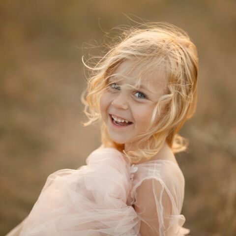 Illustratie bij: Een roze jurkje betekent niet dat mijn dochter een ‘schattig mooi meisje’ is