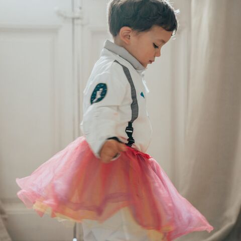 Illustratie bij: ‘Mijn zoon wil nagellak op en in een jurk naar school, ik kan dat toch niet goedkeuren?’