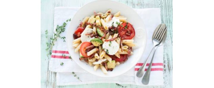 Snelle pastasalade met mozzarella en spekjes (ook handig om mee te nemen!)