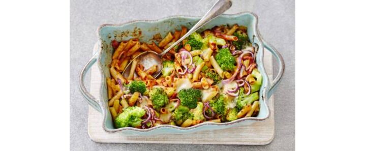 Snelle pasta uit de oven met spekreepjes en broccoli