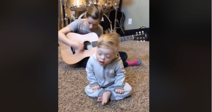 Ontroerend: meisje leert haar gehandicapte broertje praten met muziek
