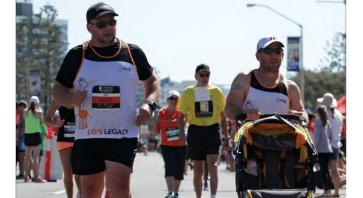 Deze vader liep een complete marathon met een lege kinderwagen, ter ere van zijn overleden zoontje