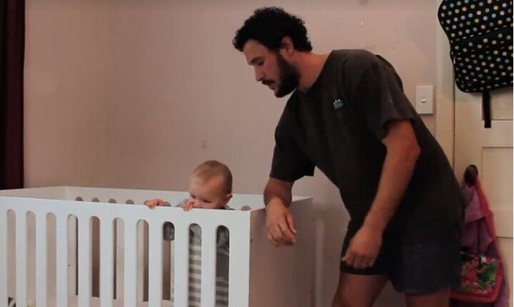 Deze vader legt - op hilarische wijze - uit: zo krijg je je kind in slaap