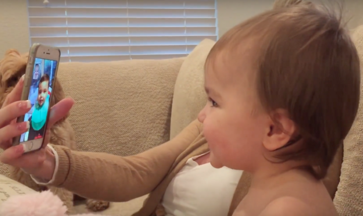 Deze baby's voeren een zeer interessant gesprek via FaceTime