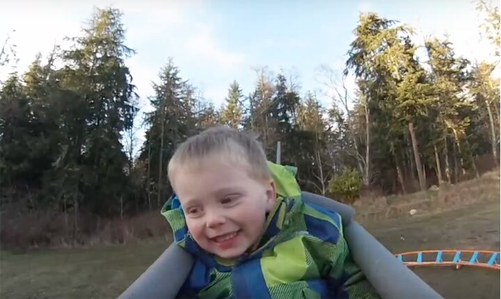 Deze vader bouwde een achtbaan in de tuin voor zijn 3-jarige zoontje