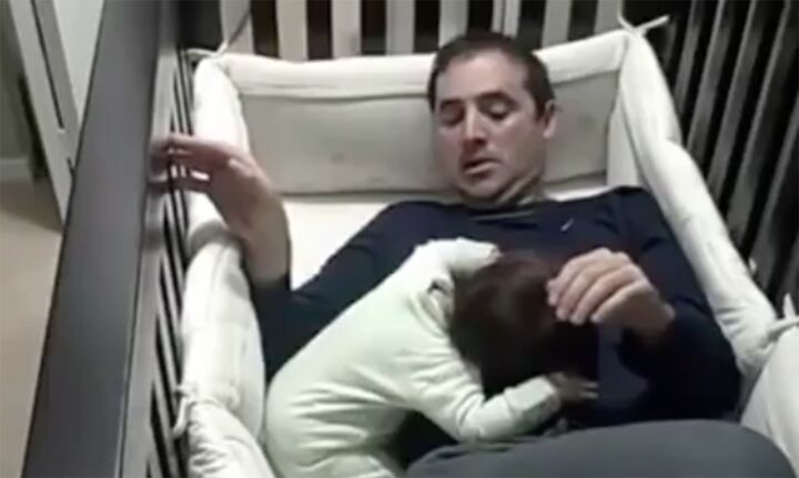Vader probeert baby in bed te leggen, maar dat gaat niet zoals gepland