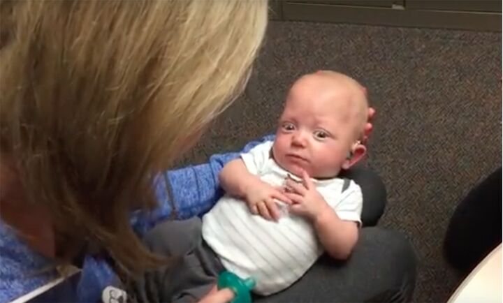 Baby hoort zijn moeder voor de eerste keer en zijn reactie is te leuk