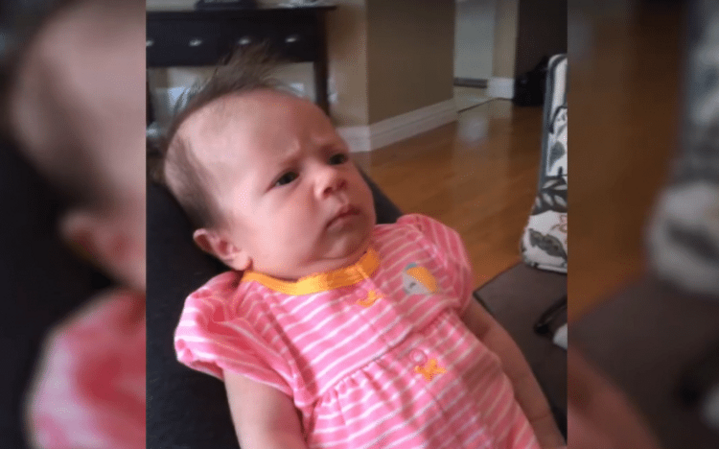 Deze baby is écht niet onder de indruk van haar vaders poging tot humor