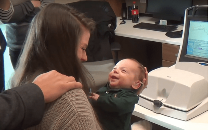 Wauw! Baby hoort voort het eerst de stemmen van zijn ouders.