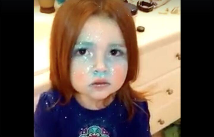 Dit meisje is dol op glitters (maar haar ouders inmiddels iets minder)