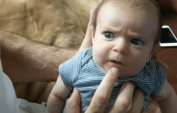 Hilarisch filmpje: Vader speelt voor buikspreker met pasgeboren baby